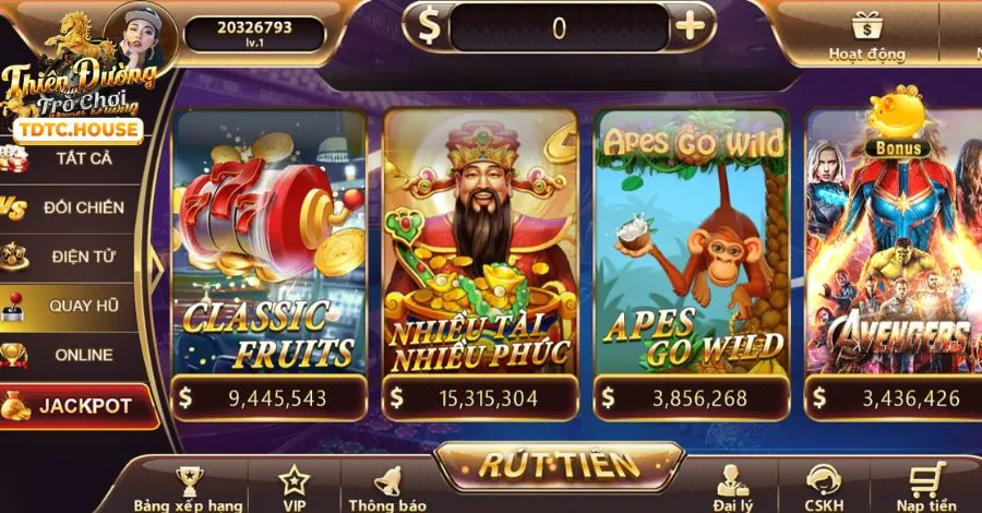 Game thủ chuyên nghiệp đang thi đấu Esports trên máy tính, biểu tượng cá cược Esports 55vin chính thức